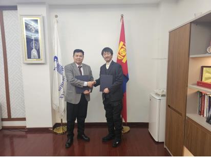 홍용민 춘천인형극제 사무국장(오른쪽)과 몽골 극장장 협약