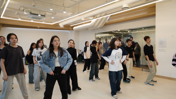 사진설명=NIS 학생들이 케이팝 댄스 클래스에 참여하고 있다. / 사진제공=한국관광공사