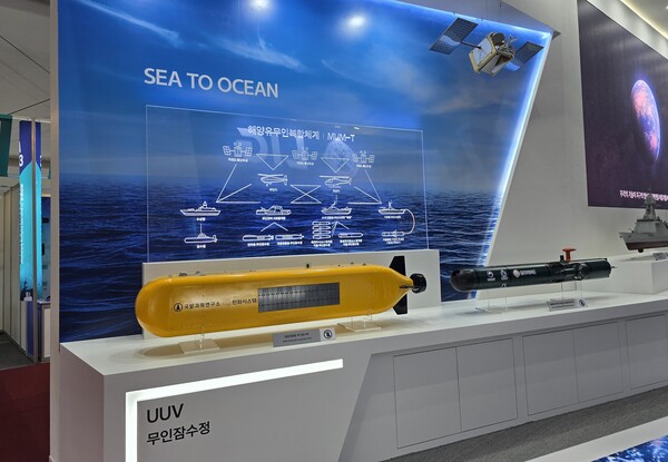 사진설명=한화시스템의 해양무인체계 제품. 왼쪽 대잠정찰용 무인잠수정, 오른쪽 자율항법 기반의 차세대 기뢰제거처리기